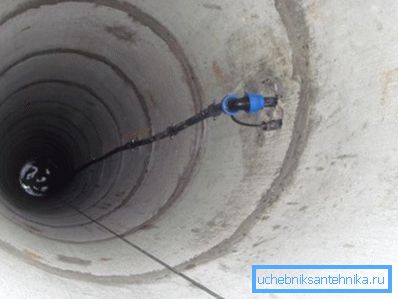 Fântână de apă din inele din beton armat.