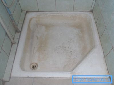 Aici se află zgârieturile mici de pe suprafața de email smalțată.