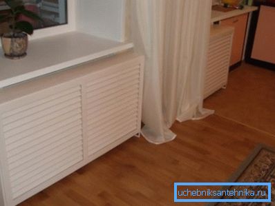 Abilitatea de a ascunde bateriile care strică întregul interior este sarcina principală a ecranului decorativ