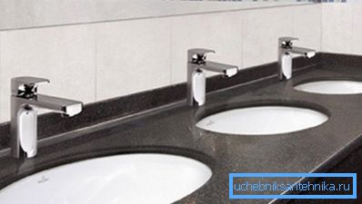 Inserați sub blat