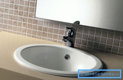 Chiuveta de la chiuvetă este ținută în loc cu greutatea proprie.
