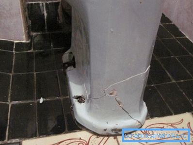 Este puțin probabil că vechea toaletă va fi folosită undeva, ca să o puteți sparge în siguranță