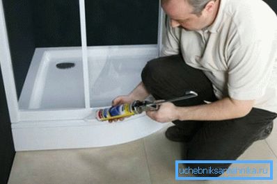 Lubrifiați toate îmbinările cu material de etanșare.