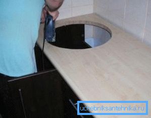 Inserți chiuveta inserată în masă cu propriile mâini