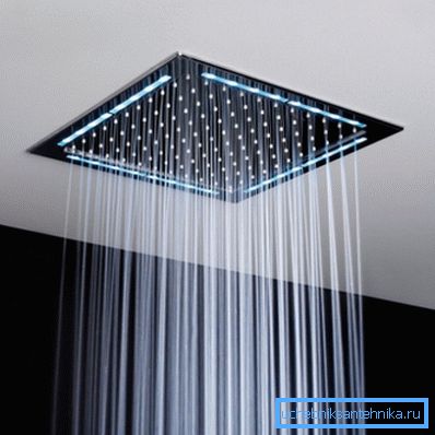 Placă de plafon încorporată pentru dușul cu iluminare cu LED, una dintre varietățile de modele staționare.
