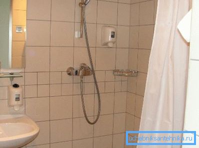Baie de duș cu baie montată pe perete Baie de duș cu baie montată pe perete