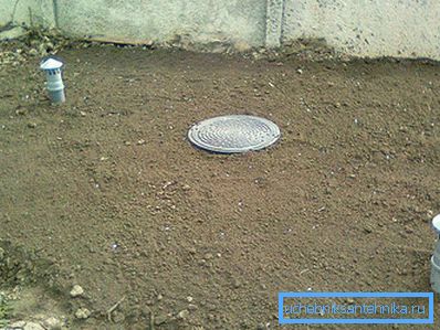 Cisternă este scos din casă și acoperită cu o trapă de plastic.