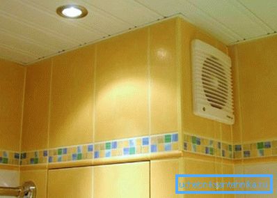 Hood în baie, echipat cu un ventilator Hood în baie, echipat cu un ventilator