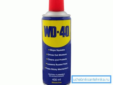 WD-40 ajută la scăderea adezivului pe suprafața vasului toaletei