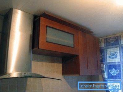 O conductă de ventilație este ascunsă în spatele unei cutii metalice. O conductă de ventilație este ascunsă în spatele unei cutii metalice.