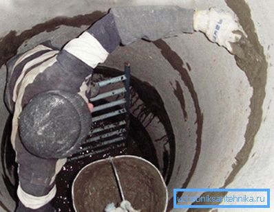 Sigilați îmbinările dintre inele cu mortar de ciment.
