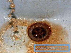 Apa contaminată cu fier, așa cum se vede în fotografie, este vopsită în culoarea ruginei. Apa contaminată cu fier, așa cum se vede în fotografie, este vopsită în culoarea ruginei.