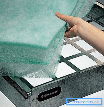 Plasarea materialului cu plasă și a fibrei în carcasa filtrului