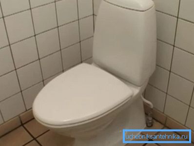 Capacul închis nu va permite ca bacteriile să se împrăștie în camera de toaletă