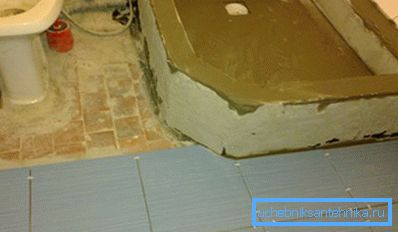 Umpleți un șapă din beton și pereții laterali de cărămidă.