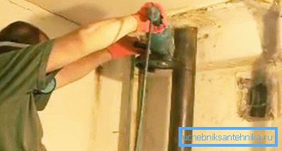 Înlocuirea canalului de canalizare din apartament: demontarea tubului vechi.
