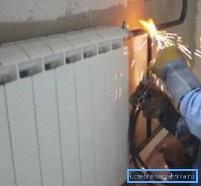 Înlocuirea unui radiator de încălzire cu o mașină de sudură Înlocuirea unui radiator de încălzire cu o mașină de sudură