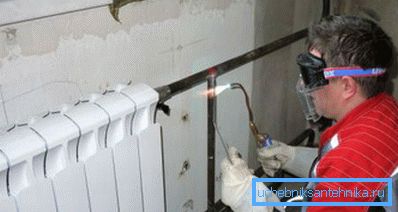 Înlocuirea radiatoarelor din apartament cu sudare cu gaz de către un specialist calificat