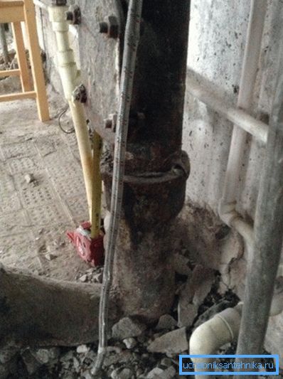 Înlocuirea ascensorilor în apartament nu vă va salva de scurgeri în tavan.