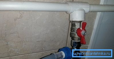 Robinetele de închidere de pe conducta care alimentează mașina de spălat cu apă Robinetele de închidere de pe conducta care alimentează mașina de spălat cu apă