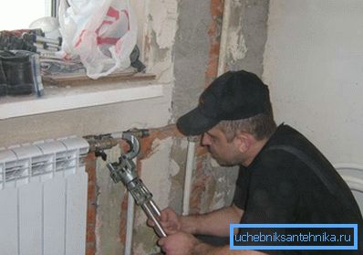 Strângerea legăturilor de strângere este cea mai bună cu o cheie de cuplu. Strângerea legăturilor de strângere este cea mai bună cu o cheie de cuplu.