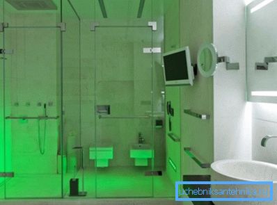 Lumina verde din duș vă va permite să vă relaxați pe deplin și să obțineți plăcerea maximă de a lua tratamente de apă.