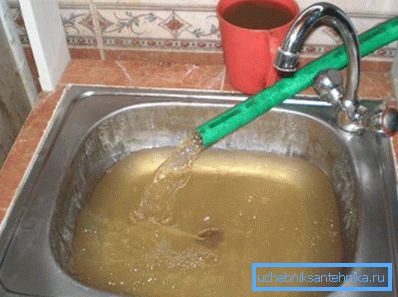 Apă feroasă în puț necesită curățare înainte de utilizare.